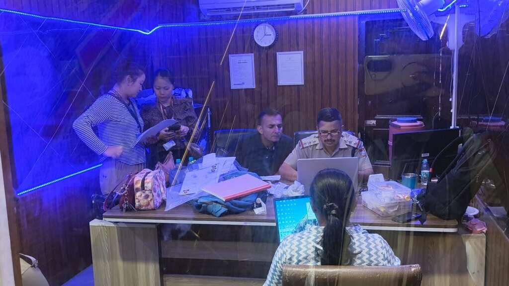 रुद्रपुर के स्पा सेंटर में देह व्यापार रैकेट का खुलासा करती पुलिस टीम