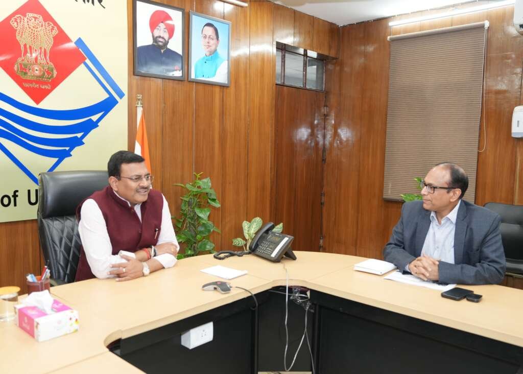 देहरादून सचिवालय में शिक्षा विभाग की समीक्षा बैठक करते मुख्य सचिव आनंद बर्द्धन