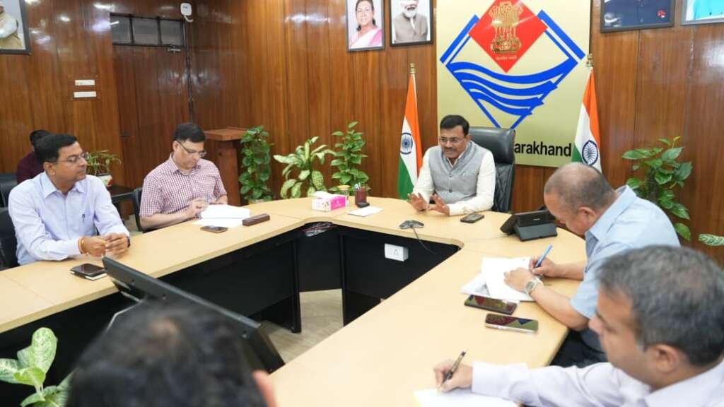 देहरादून सचिवालय में टिहरी झील क्षेत्र को ग्लोबल डेस्टिनेशन बनाने को लेकर बैठक लेते मुख्य सचिव