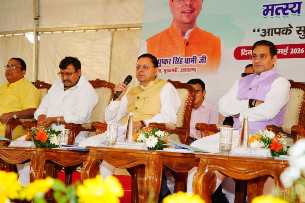 मुख्यमंत्री पुष्कर सिंह धामी पशुपालकों से संवाद करते हुए।