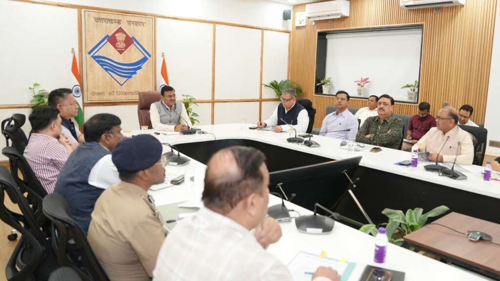 देहरादून में मानसून पूर्व तैयारियों की समीक्षा बैठक लेते मुख्य सचिव आनंद बर्द्धन।