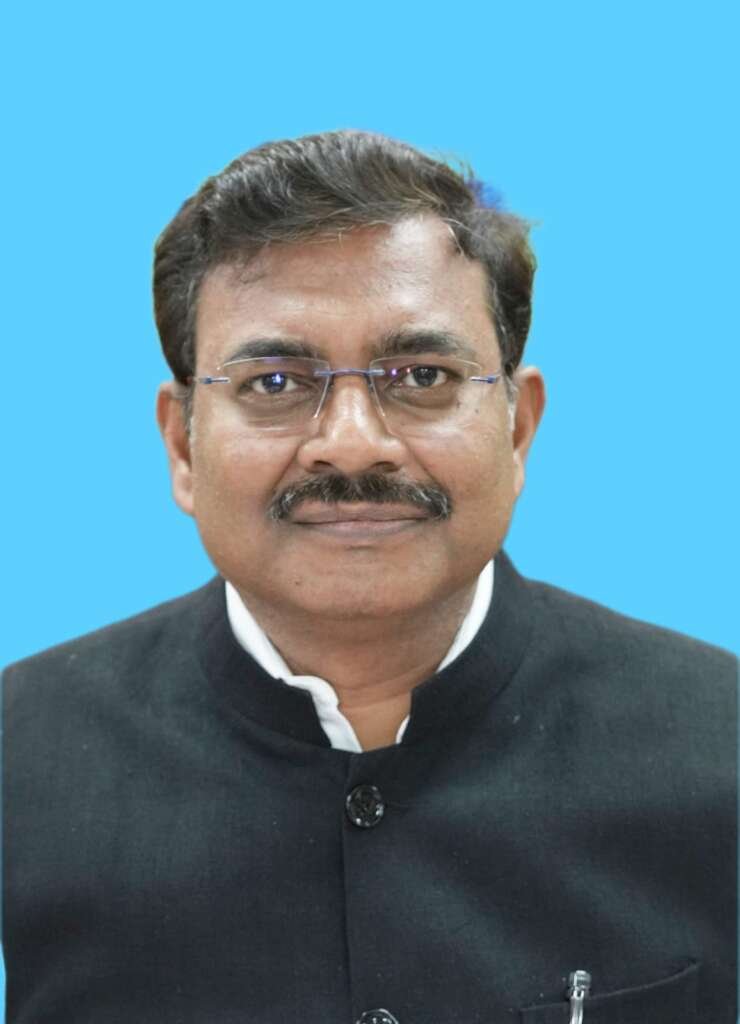 मुख्य सचिव आनंद बर्द्धन विभिन्न परियोजनाओं की समीक्षा बैठक के दौरान।