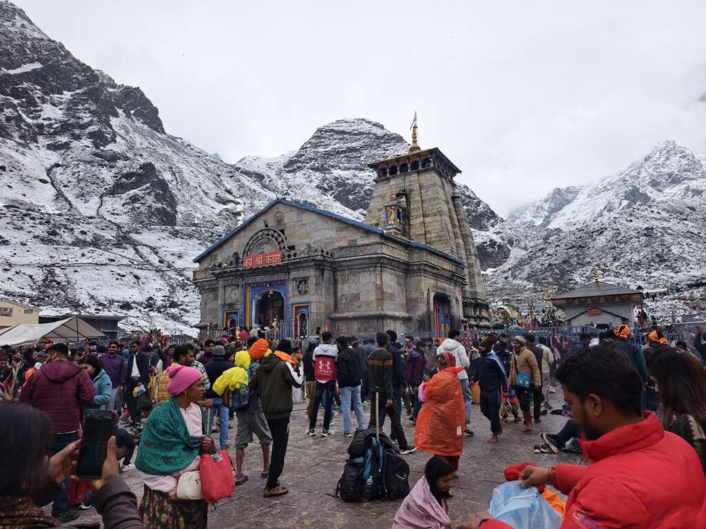 केदारनाथ मंदिर परिसर में दर्शन के लिए पहुंचे बड़ी संख्या में श्रद्धालु।