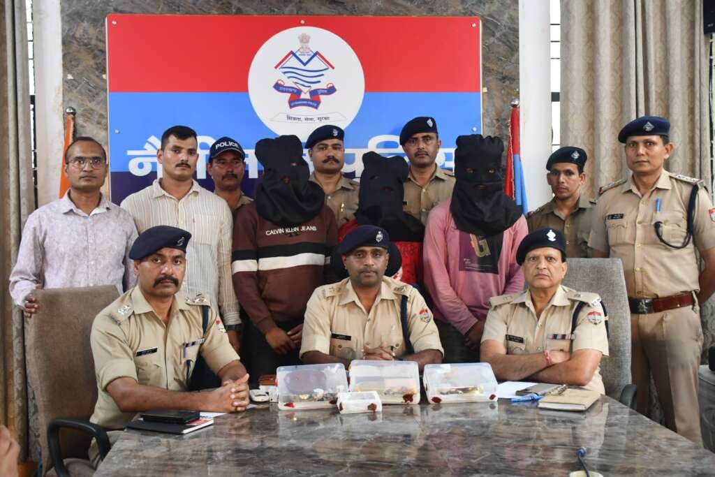 हल्द्वानी - गिरफ्तार आरोपियों के साथ बरामद चोरी का सामान दिखाती नैनीताल पुलिस टीम।