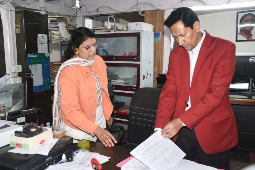 कुमाऊं आयुक्त दीपक रावत नैनीताल तहसील और एसडीएम कार्यालय का निरीक्षण करते हुए
