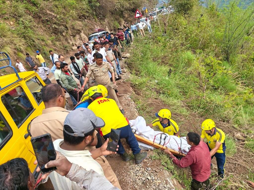 गहरी खाई में SDRF टीम द्वारा रेस्क्यू ऑपरेशन चलाकर दुर्घटनाग्रस्त जेसीबी चालक का शव निकालते हुए दृश्य।
