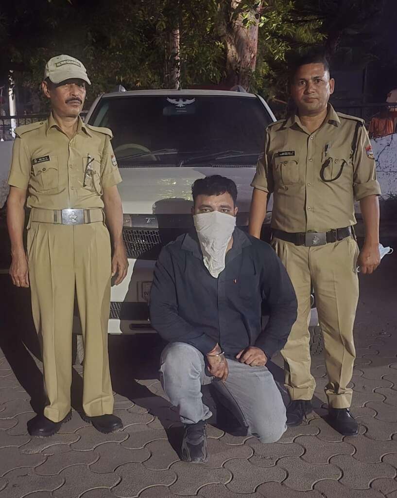 हल्द्वानी में पुलिस से अभद्रता के आरोपी को गिरफ्तार करती पुलिस टीम और कब्जे में ली गई कार।