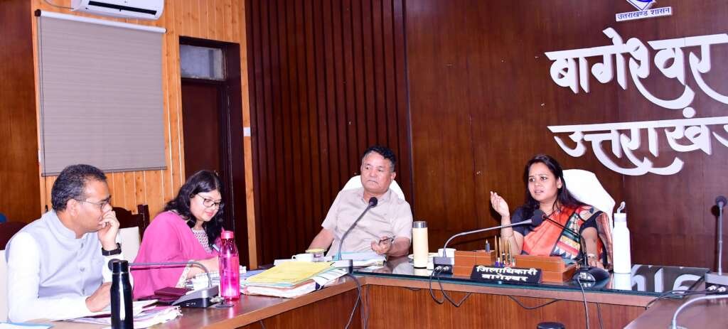 कलेक्ट्रेट सभागार बागेश्वर में जिलाधिकारी आकांक्षा कोंडे की अध्यक्षता में राजस्व संवर्धन बैठक के दौरान अधिकारी अवैध शराब, ओवरलोडिंग, अतिक्रमण एवं राजस्व वसूली से जुड़े मामलों की समीक्षा करते हुए।