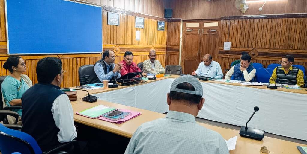 जिला सभागार चम्पावत में जिलाधिकारी मनीष कुमार की अध्यक्षता में स्वास्थ्य विभाग की समीक्षा बैठक के दौरान अधिकारीगण स्वास्थ्य सेवाओं, चिकित्सा व्यवस्थाओं और आपातकालीन सुविधाओं पर चर्चा करते हुए।