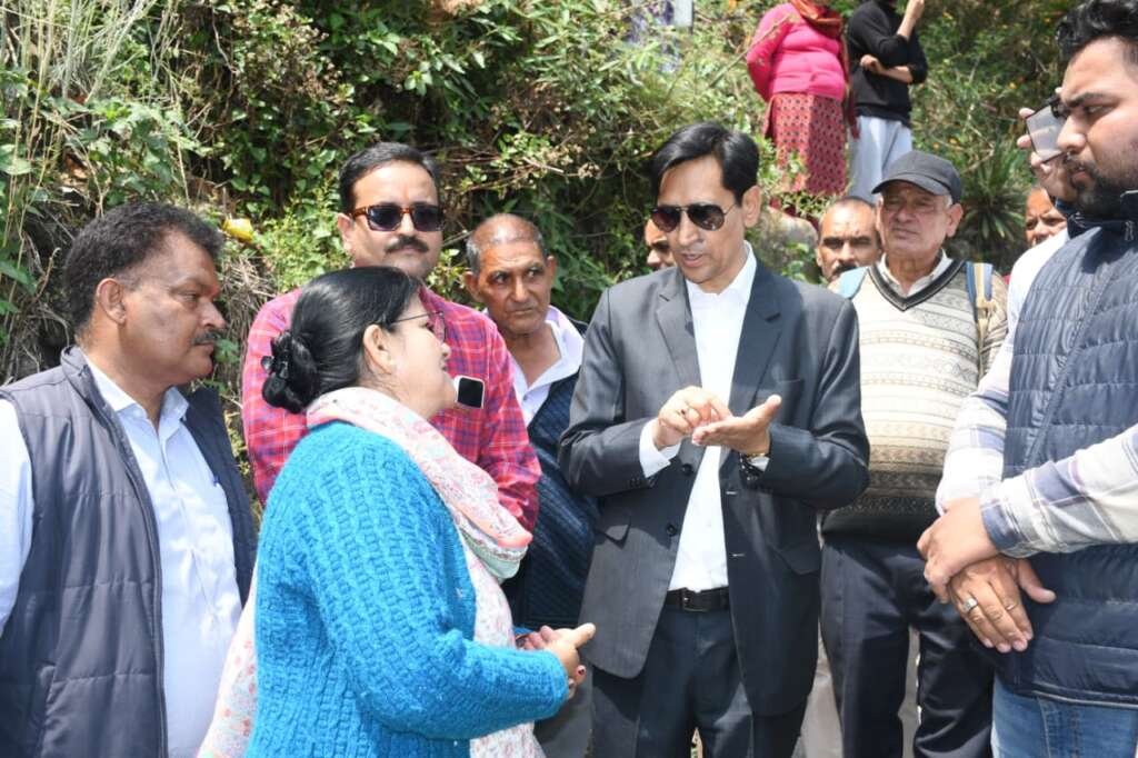 नैनीताल के कृष्णापुर क्षेत्र में भूस्खलन प्रभावित इलाके का निरीक्षण करते कुमाऊं आयुक्त दीपक रावत