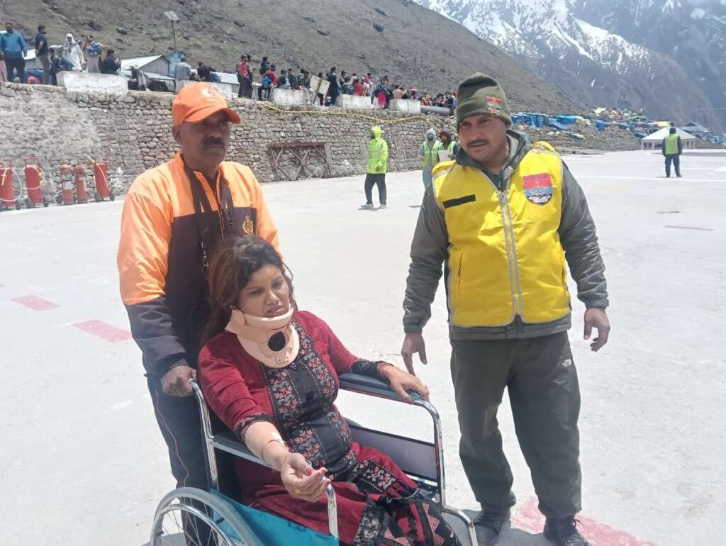 केदारनाथ धाम में घायल महिला श्रद्धालु को हेलीकॉप्टर से एयरलिफ्ट करते SDRF और NDRF की टीम