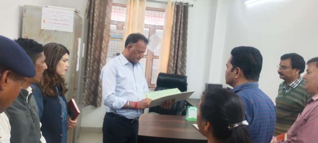 नैनीताल में विद्यालय निरीक्षण के दौरान छात्रों से संवाद करते सीडीओ अरविन्द कुमार पाण्डेय।