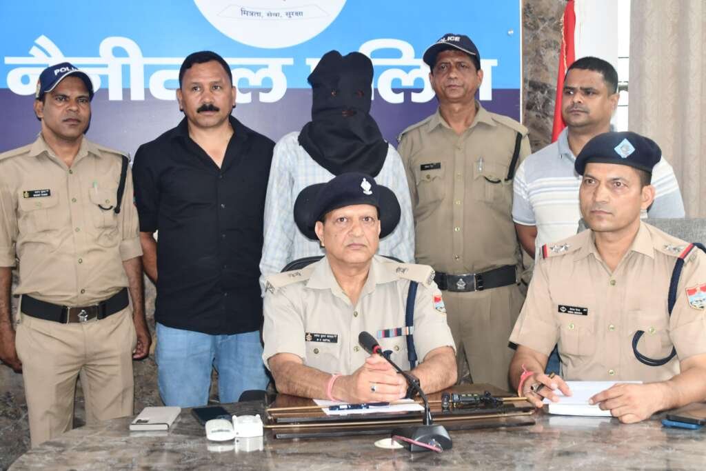 हल्द्वानी में काठगोदाम पुलिस और एसओजी की कार्रवाई में चरस के साथ गिरफ्तार आरोपी।
