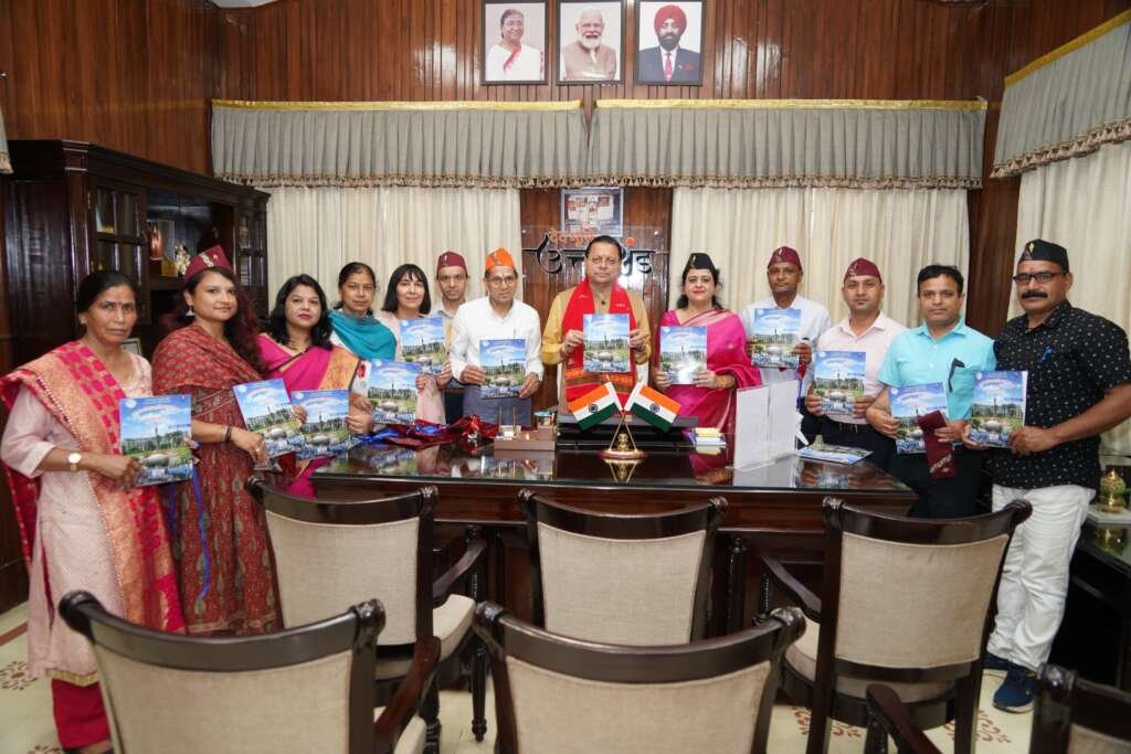 देहरादून में आयोजित कार्यक्रम के दौरान मुख्यमंत्री पुष्कर सिंह धामी ने स्वास्थ्य जागरूकता से जुड़ी पत्रिका ‘एक संकल्प’ का विमोचन किया।