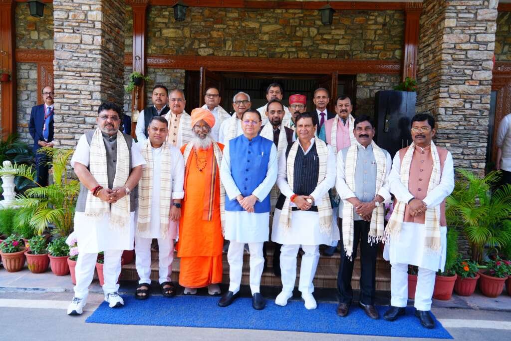 मुख्यमंत्री पुष्कर सिंह धामी ओबीसी वेलफेयर पार्लियामेंट्री कमेटी के प्रतिनिधिमंडल के साथ बैठक करते हुए।