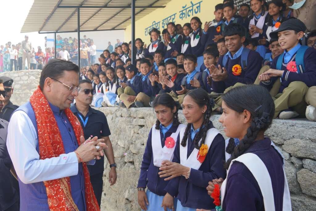 मुख्यमंत्री पुष्कर सिंह धामी देवीधुरा के राजकीय इंटर कॉलेज में छात्रों से संवाद करते हुए।