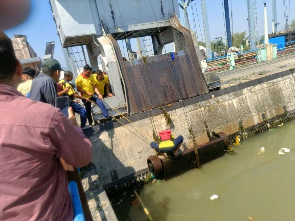 शक्ति नहर में लापता महिला की तलाश के दौरान सर्च अभियान चलाती SDRF टीम।