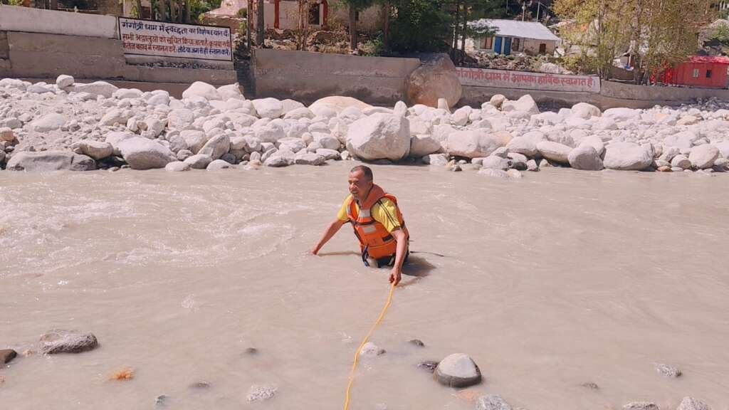 भागीरथी नदी में फंसी महिला का रेस्क्यू करती SDRF टीम