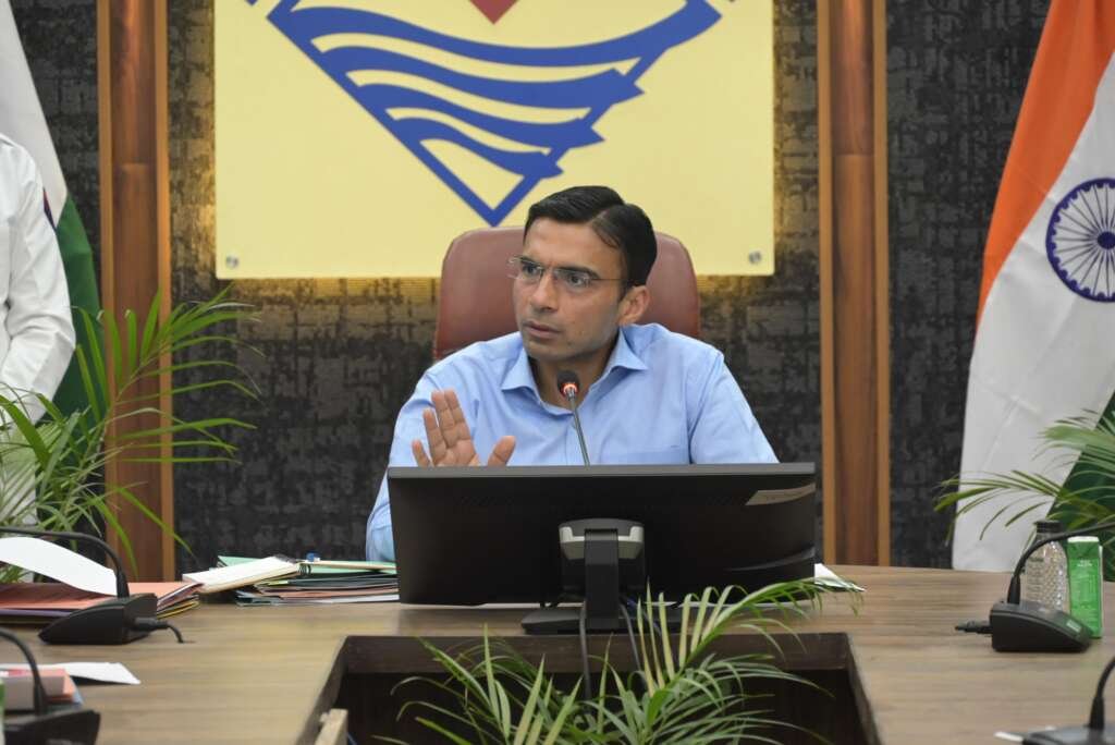 डीएम सविन बंसल डेंगू रोकथाम को लेकर अधिकारियों की बैठक लेते हुए आवश्यक दिशा-निर्देश देते हुए।
