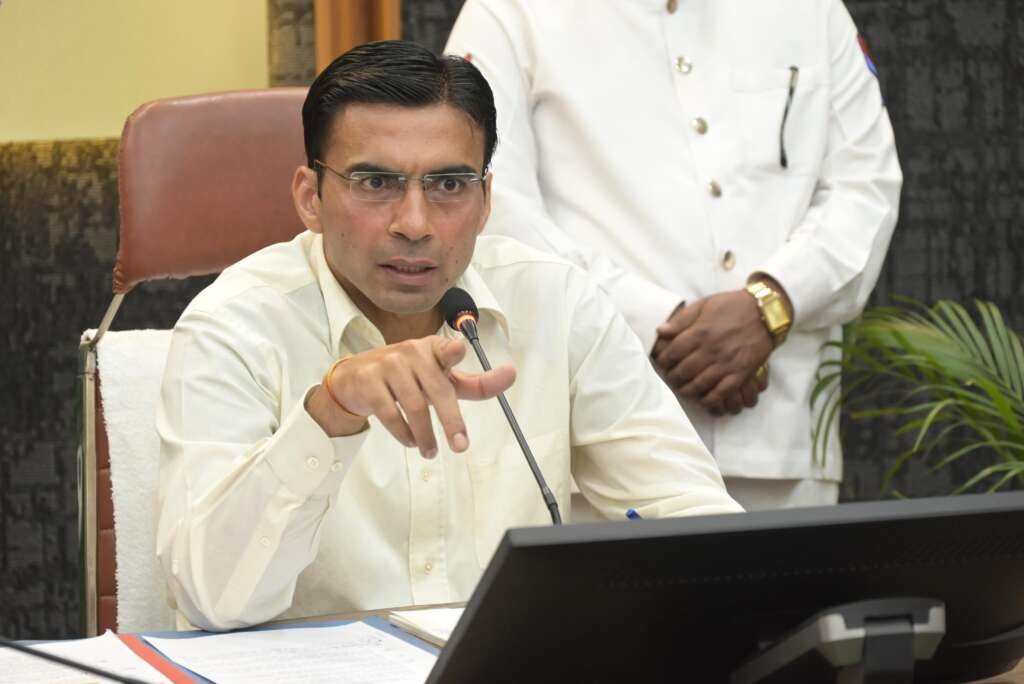 देहरादून कलेक्ट्रेट में राज्य आंदोलनकारियों के चिन्हीकरण पर बैठक की अध्यक्षता करते जिलाधिकारी सविन बंसल