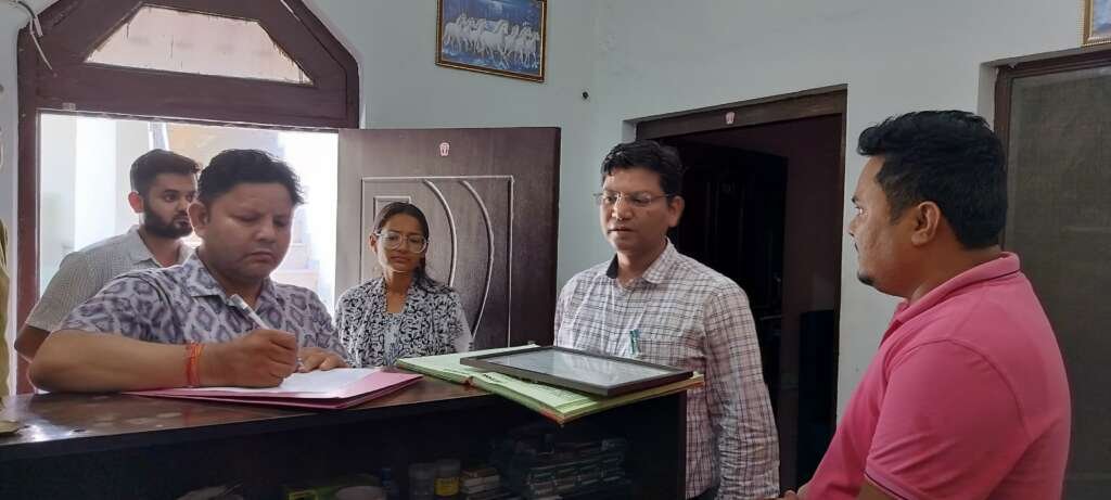 हल्द्वानी में उपजिलाधिकारी प्रमोद कुमार द्वारा काठगोदाम क्षेत्र के होमस्टे का औचक निरीक्षण करते हुए दस्तावेजों और व्यवस्थाओं की जांच।