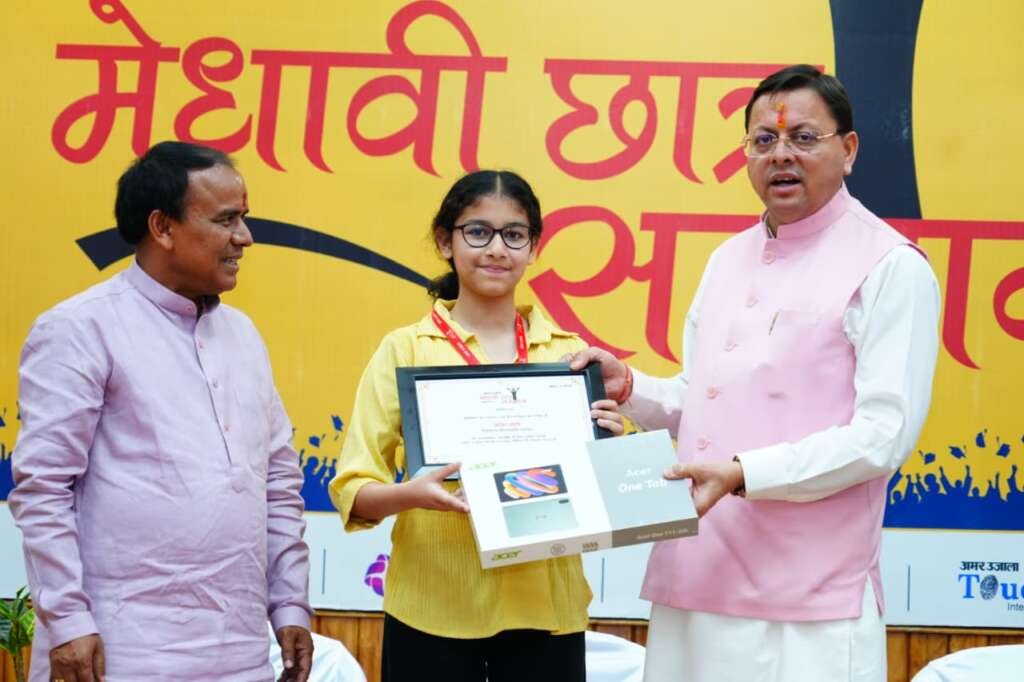 मुख्यमंत्री पुष्कर सिंह धामी देहरादून में अमर उजाला मेधावी छात्र सम्मान समारोह के दौरान विद्यार्थियों को सम्मानित करते