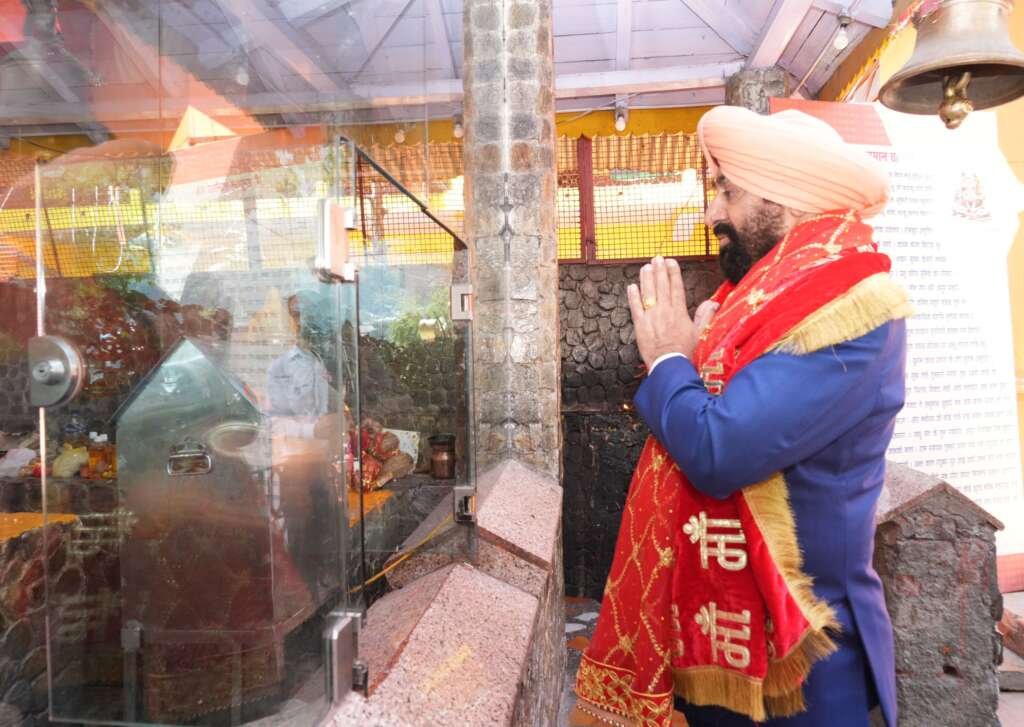 मां नयना देवी मंदिर और गुरुद्वारा साहिब में दर्शन करते राज्यपाल गुरमीत सिंह