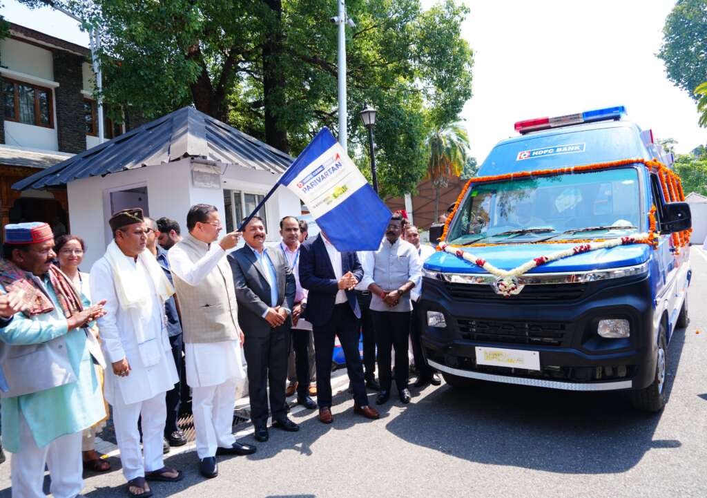 देहरादून में मुख्यमंत्री पुष्कर सिंह धामी एचडीएफसी बैंक की CSR पहल के तहत 4 अत्याधुनिक एम्बुलेंस को हरी झंडी दिखाते हुए।