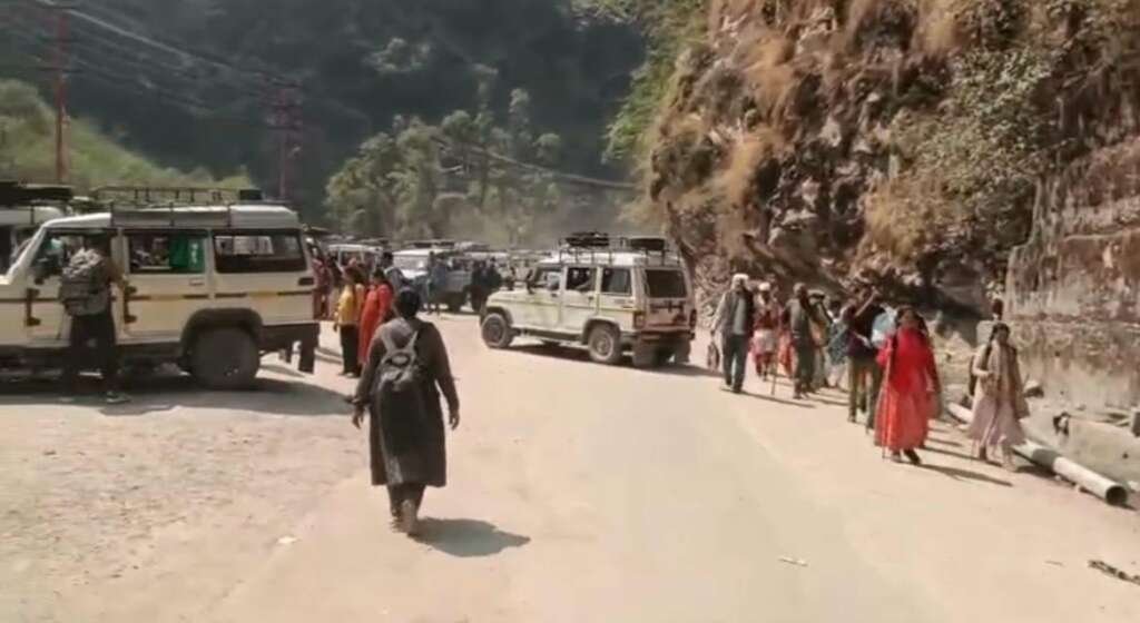 सोनप्रयाग से गौरीकुंड के बीच केदारनाथ यात्रियों के लिए कतारबद्ध शटल सेवा संचालन और भीड़ प्रबंधन करती पुलिस व प्रशासन टीम।
