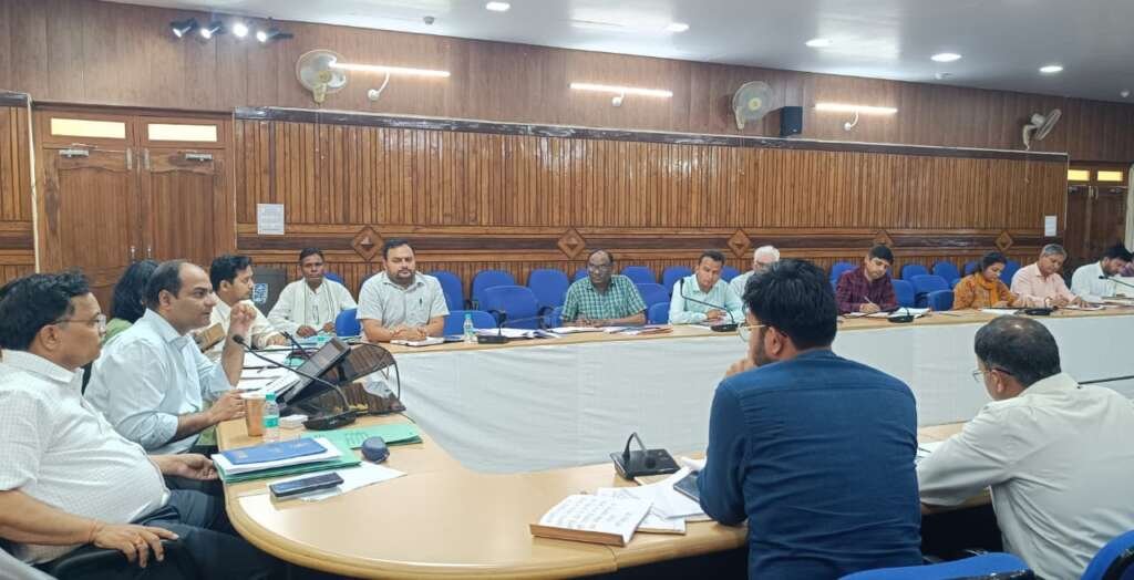 चम्पावत कलेक्ट्रेट में जिलाधिकारी द्वारा सीएम हेल्पलाइन शिकायतों की समीक्षा बैठक लेते हुए विभागीय अधिकारियों के साथ चर्चा।