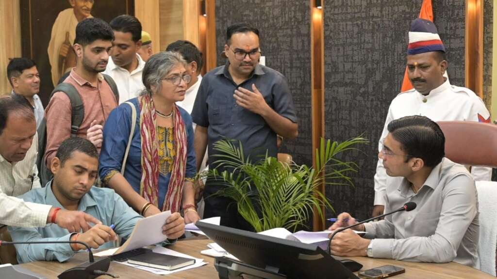 देहरादून कलेक्ट्रेट में जनसुनवाई के दौरान जिलाधिकारी सविन बंसल जनता की शिकायतें सुनते हुए और अधिकारियों को निर्देश
