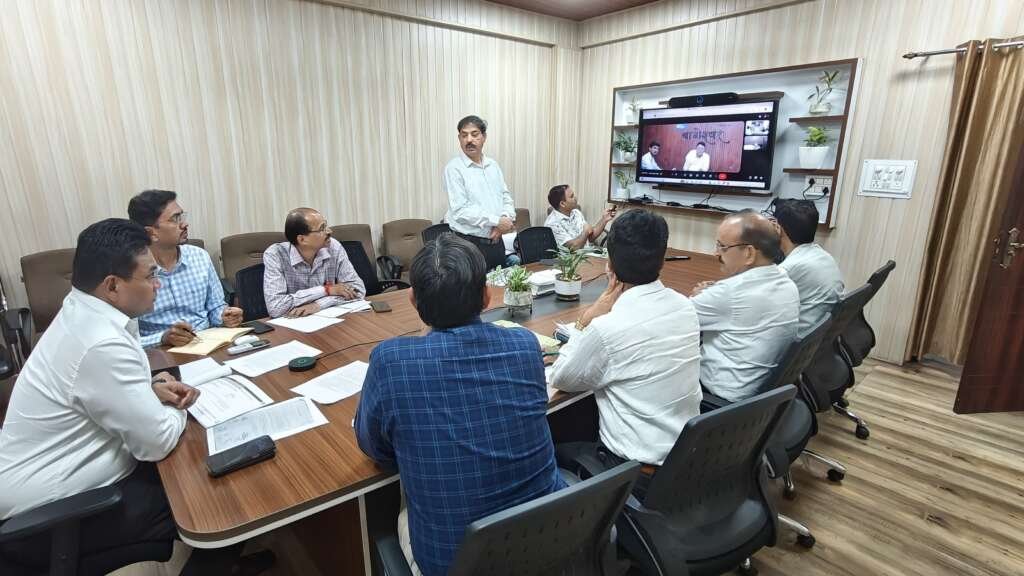 गैरसैंण और काण्डा में प्रस्तावित मल्टीलेवल पार्किंग परियोजना को लेकर सचिवालय में हुई बैठक का दृश्य।