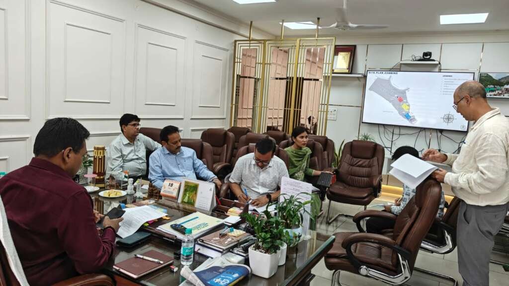 सचिवालय में आयोजित बैठक के दौरान बागेश्वर में प्रस्तावित ‘हिल हेरिटेज’ राज्य अतिथि गृह की डीपीआर पर चर्चा करते अधिकारी