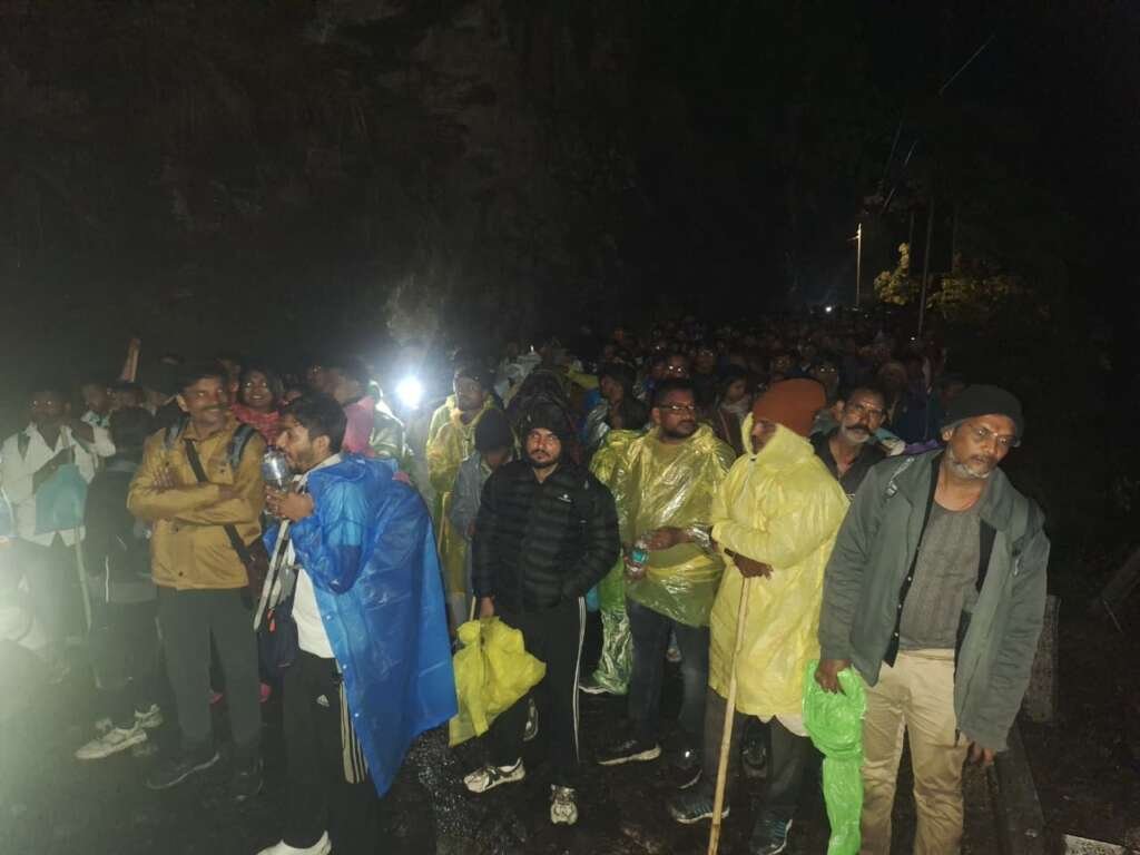 केदारनाथ यात्रा मार्ग पर भूस्खलन के बाद श्रद्धालुओं को सुरक्षित निकालती SDRF और NDRF टीम