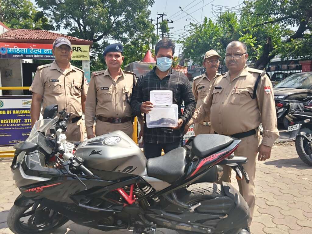 हल्द्वानी पुलिस की गिरफ्त में खड़ा चेन स्नैचिंग और कई आपराधिक मामलों में वांछित हिस्ट्रीशीटर आरोपी आकाश कुमार गौतम।
