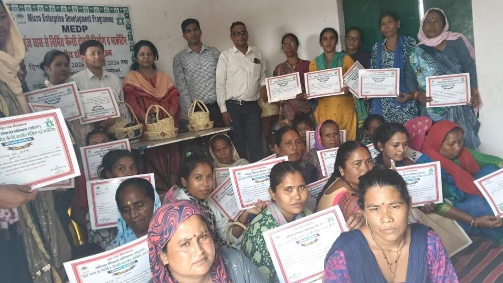 चंपावत के बमनपुरी में नाबार्ड सहयोग से महिलाओं को मूंज घास की फैंसी टोकरियां बनाने का प्रशिक्षण देते अतिथि व प्रतिभागी महिलाएं।