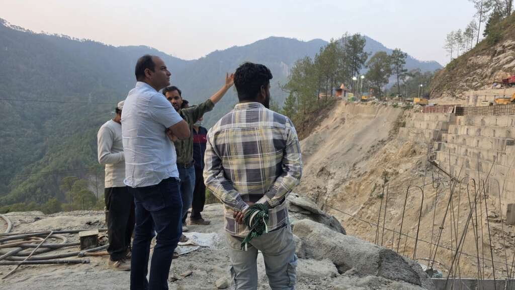चम्पावत के स्वाला क्षेत्र में सड़क निर्माण कार्यों का निरीक्षण करते डीएम मनीष कुमार