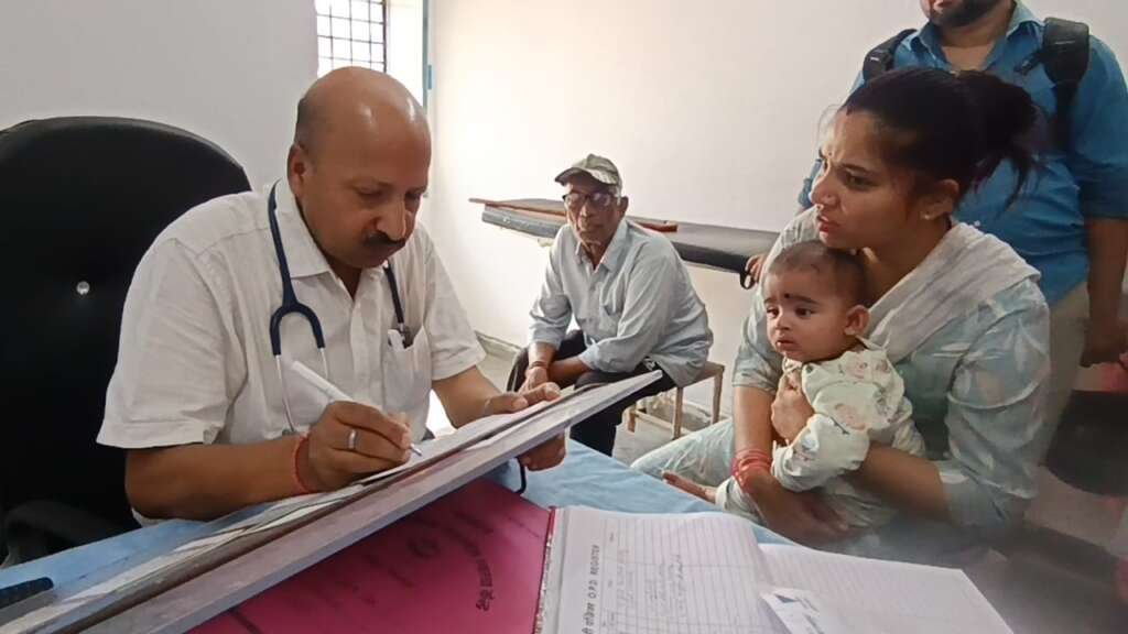 डॉ. एस.के. झा लोगों को हीट वेव से बचाव और पर्याप्त पानी पीने की सलाह देते हुए।