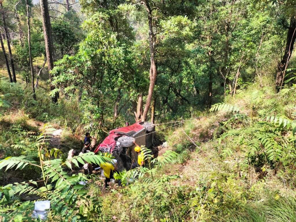 भवाली सड़क हादसा, खाई में गिरी कार का रेस्क्यू कार्य।