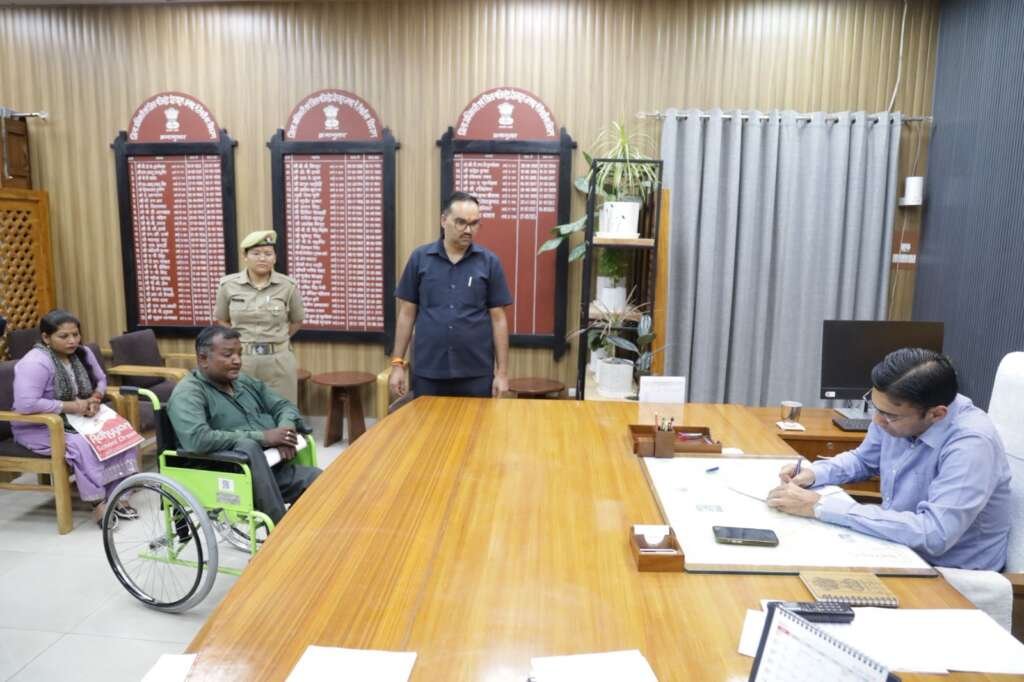 देहरादून में दिव्यांग परिवार को आर्थिक सहायता और राहत प्रदान करते अधिकारी।