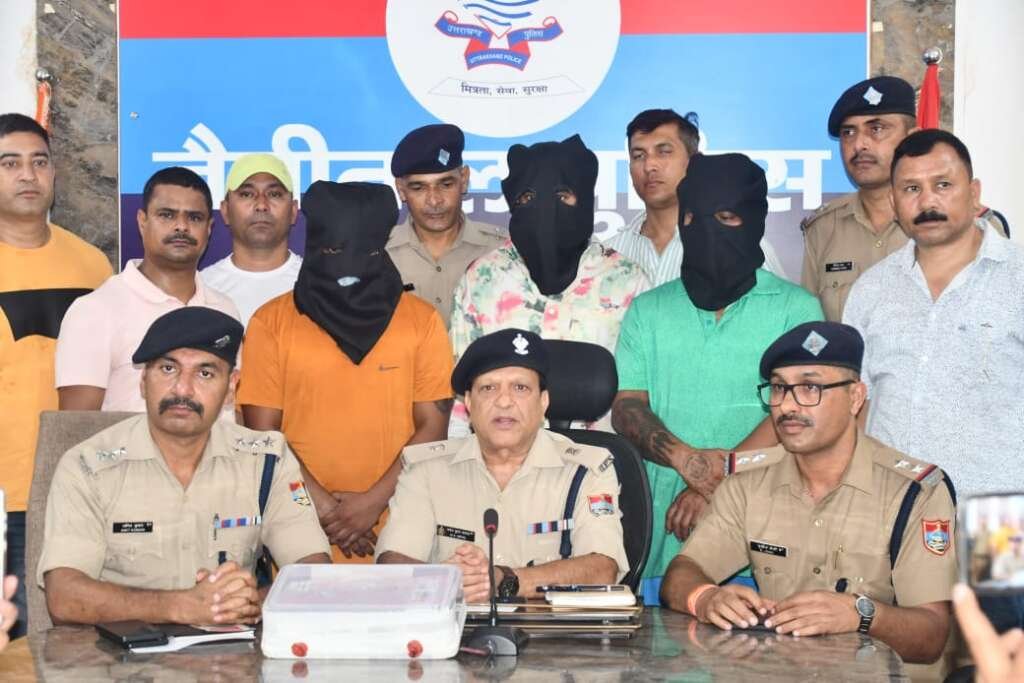 हल्द्वानी में मुखानी पुलिस और SOG द्वारा IPL सट्टा गिरोह के तीन आरोपियों की गिरफ्तारी के बाद बरामद मोबाइल फोन, नकदी और क्रेटा वाहन के साथ पुलिस टीम की कार्रवाई का दृश्य।