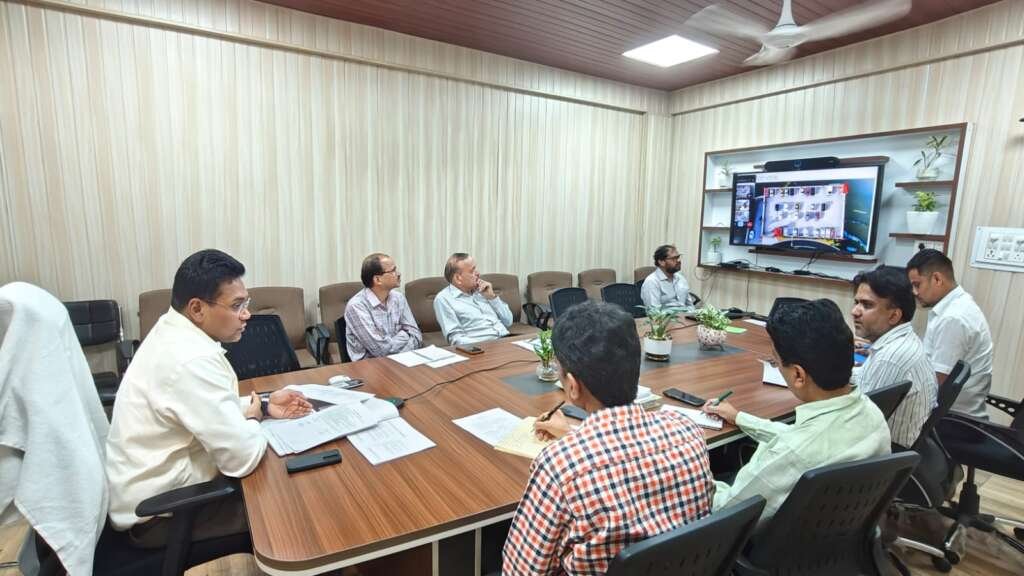 केदारघाटी और जोशीमठ परियोजनाओं पर समीक्षा करते सचिव आवास डॉ. आर. राजेश कुमार।