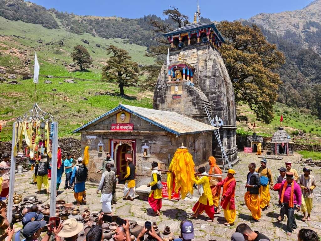 मद्महेश्वर धाम में कपाटोद्घाटन के दौरान पूजा-अर्चना और श्रद्धालुओं की भीड़ का दृश्य।