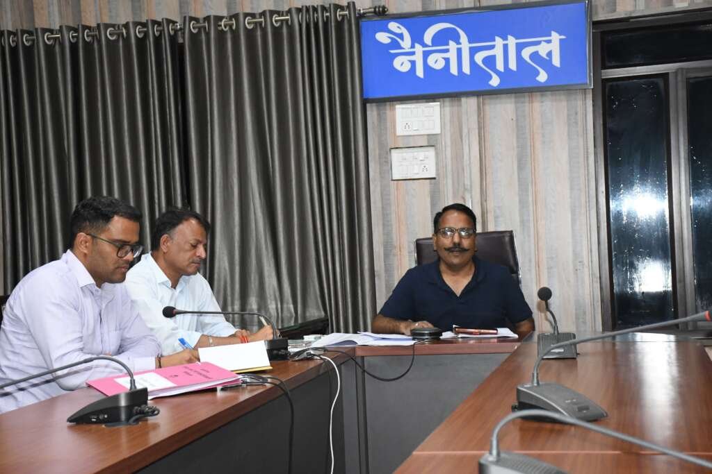 हल्द्वानी में जिला योजना और बीस सूत्रीय कार्यक्रम की समीक्षा करते डीएम ललित मोहन रयाल और अधिकारी।