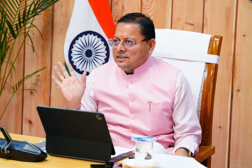 सीएम धामी समीक्षा बैठक करते हुए।