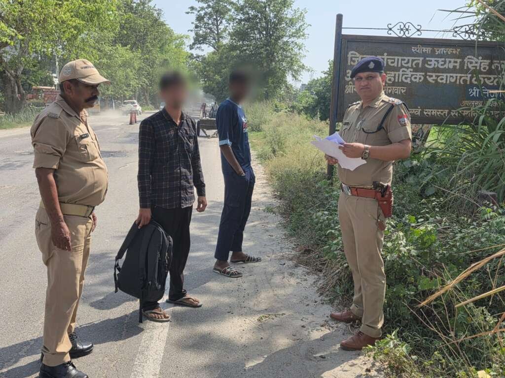 नैनीताल पुलिस द्वारा गुण्डा एक्ट में कार्रवाई करते हुए दो अभियुक्तों को जिला बदर किए जाने के दौरान पुलिस टीम।