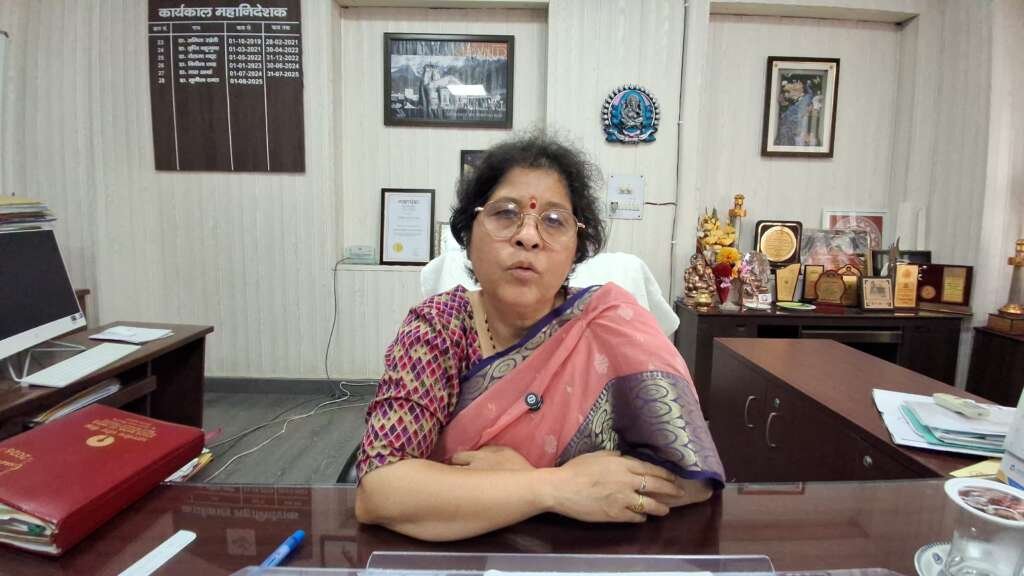 सुनीता टम्टा हीट स्ट्रोक और गर्मी से बचाव को लेकर जानकारी देती हुईं।