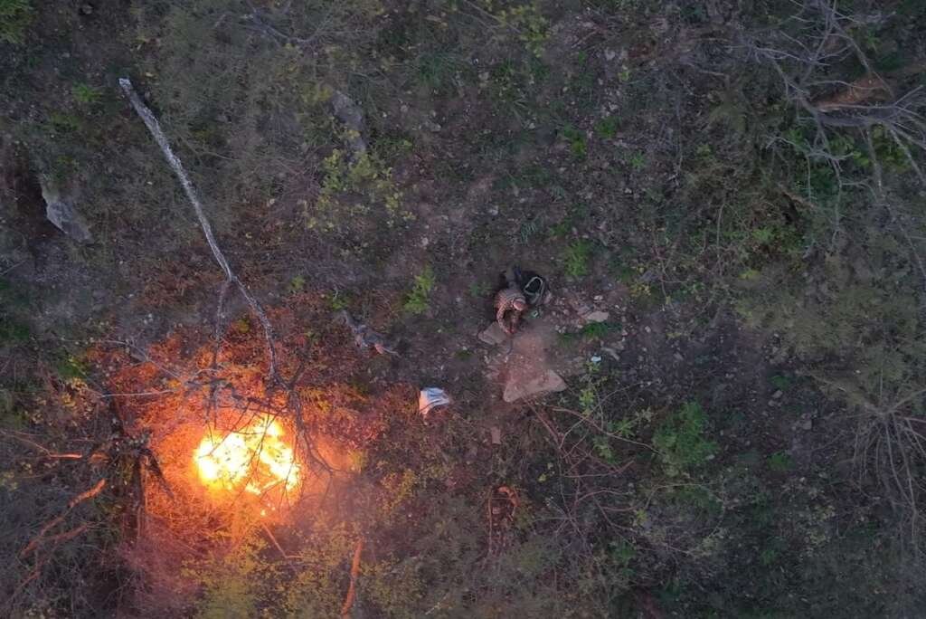 रुद्रप्रयाग वन विभाग द्वारा ड्रोन निगरानी के माध्यम से वनाग्नि फैलाने वाले आरोपी की गिरफ्तारी की कार्रवाई।
