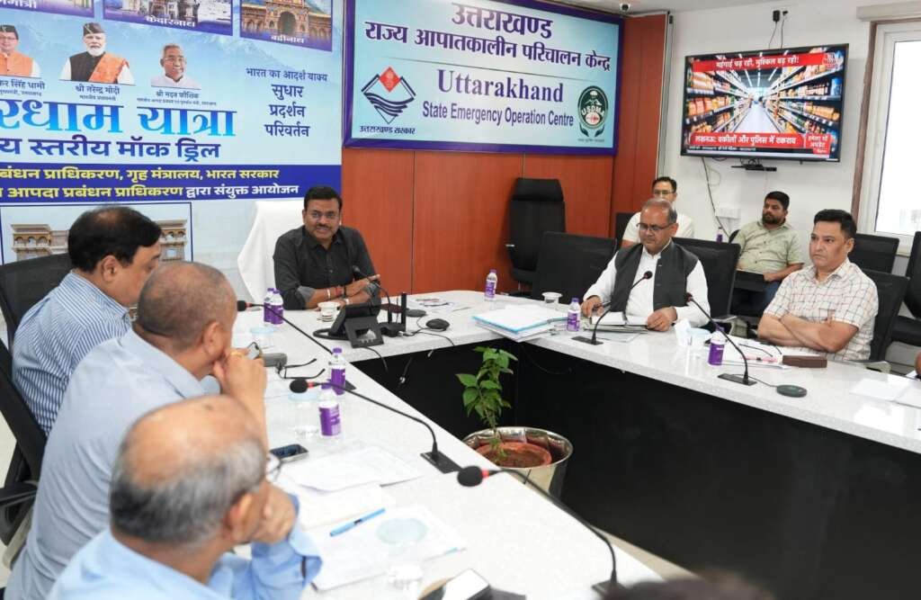 देहरादून में चारधाम यात्रा की समीक्षा बैठक करते मुख्य सचिव आनन्द बर्द्धन और अधिकारी।