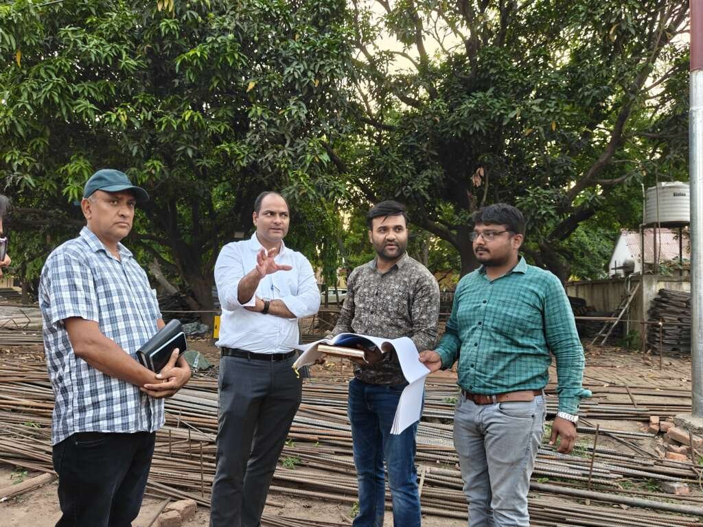 निर्माणाधीन स्टेट गेस्ट हाउस परिसर का निरीक्षण करते डीएम मनीष कुमार और अधिकारी।